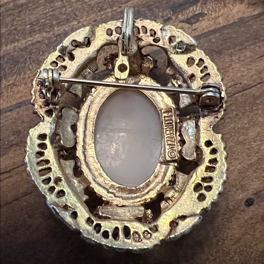 VTG~ Florenza Cameo Carved Shell Brooch/pendant Cream Cameo and Pearl Accents - Picture 2 of 2
